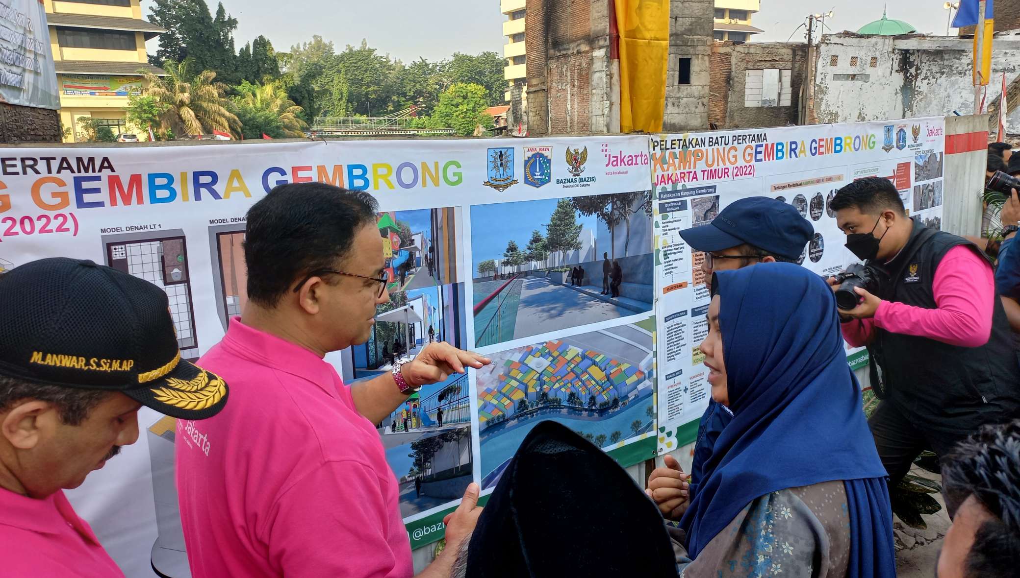Workers from Barakaja Construction and residents during the rebuilding process of Kampung Gembira Gembrong.