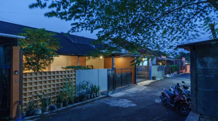 A modern tropical house with lattice walls, a green garden, and natural lighting in Purbalingga, designed by YPA Architecture Studio in 2024.