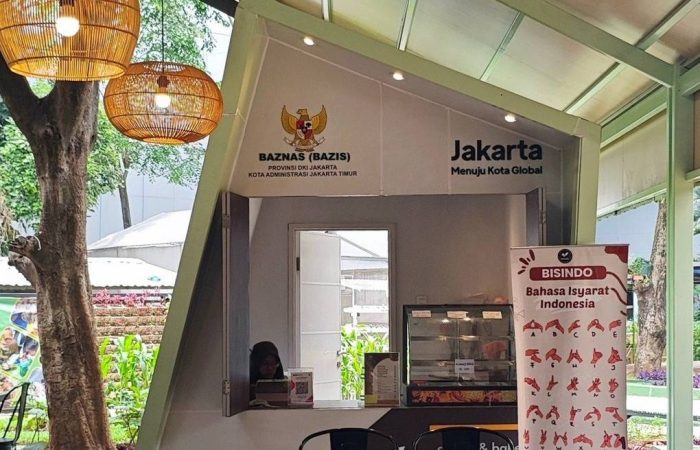 Tampak bangunan Café Difabis Coffee & Bakery karya YPA Architecture Studio di kawasan Kantor Walikota Jakarta Timur dengan atap pelana asimetris, façade hijau pastel, dan area terbuka yang ramah bagi semua pengguna.