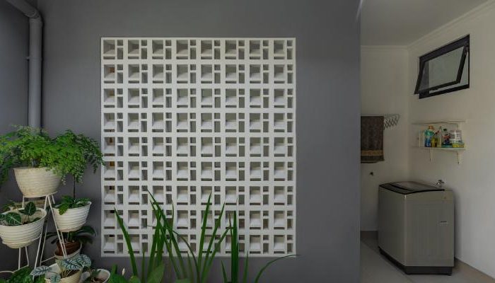 TW House Purbalingga dengan konsep open space yang menghubungkan ruang tamu, ruang bersantai, ruang makan, dapur, inner court, serta area servis dan mushola