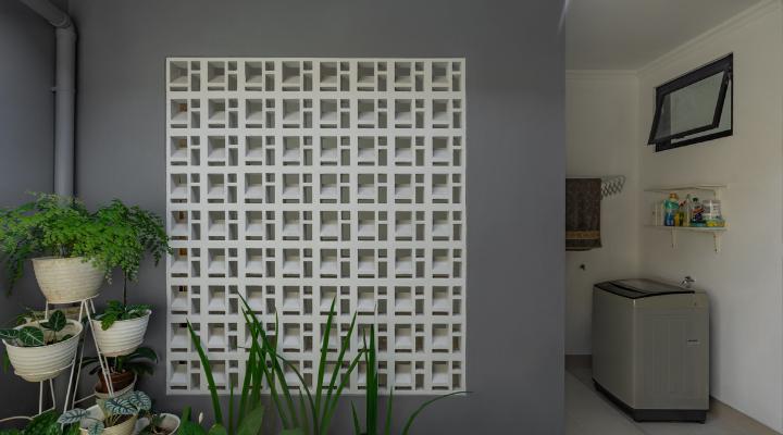 TW House Purbalingga dengan konsep open space yang menghubungkan ruang tamu, ruang bersantai, ruang makan, dapur, inner court, serta area servis dan mushola