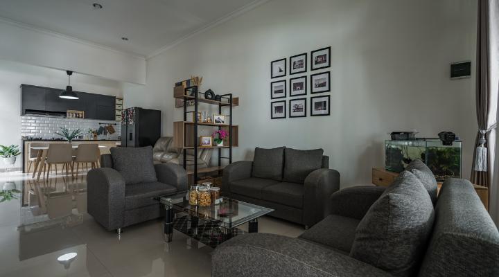 TW House Purbalingga dengan konsep open space yang menghubungkan ruang tamu, ruang bersantai, ruang makan, dapur, inner court, serta area servis dan mushola