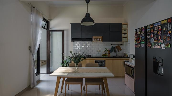 TW House Purbalingga dengan konsep open space yang menghubungkan ruang tamu, ruang bersantai, ruang makan, dapur, inner court, serta area servis dan mushola