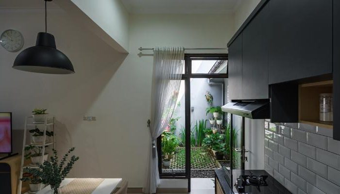 TW House Purbalingga dengan konsep open space yang menghubungkan ruang tamu, ruang bersantai, ruang makan, dapur, inner court, serta area servis dan mushola