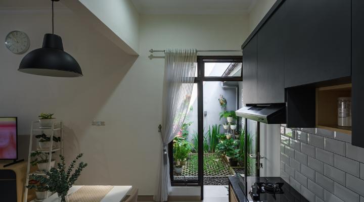 TW House Purbalingga dengan konsep open space yang menghubungkan ruang tamu, ruang bersantai, ruang makan, dapur, inner court, serta area servis dan mushola