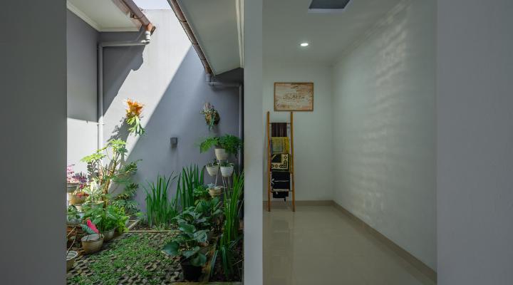 TW House Purbalingga dengan konsep open space yang menghubungkan ruang tamu, ruang bersantai, ruang makan, dapur, inner court, serta area servis dan mushola