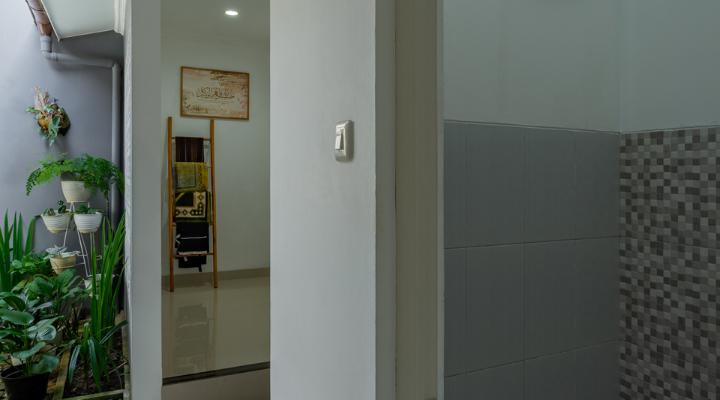 TW House Purbalingga dengan konsep open space yang menghubungkan ruang tamu, ruang bersantai, ruang makan, dapur, inner court, serta area servis dan mushola