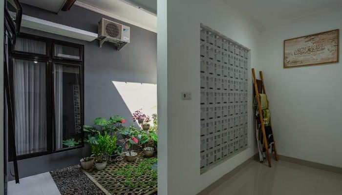 TW House Purbalingga dengan konsep open space yang menghubungkan ruang tamu, ruang bersantai, ruang makan, dapur, inner court, serta area servis dan mushola