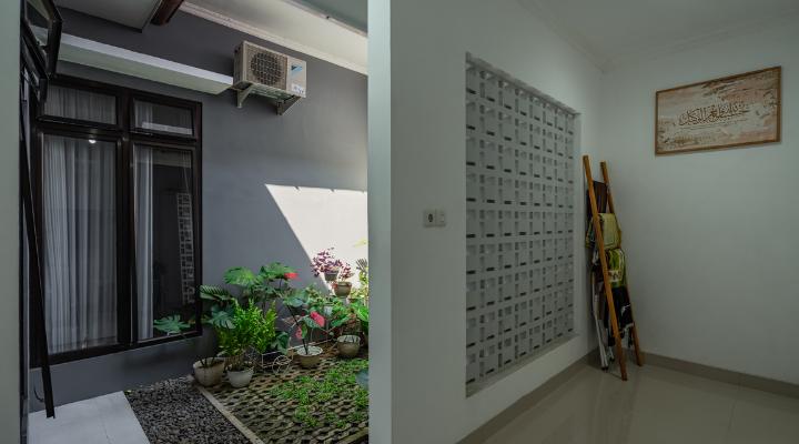 TW House Purbalingga dengan konsep open space yang menghubungkan ruang tamu, ruang bersantai, ruang makan, dapur, inner court, serta area servis dan mushola