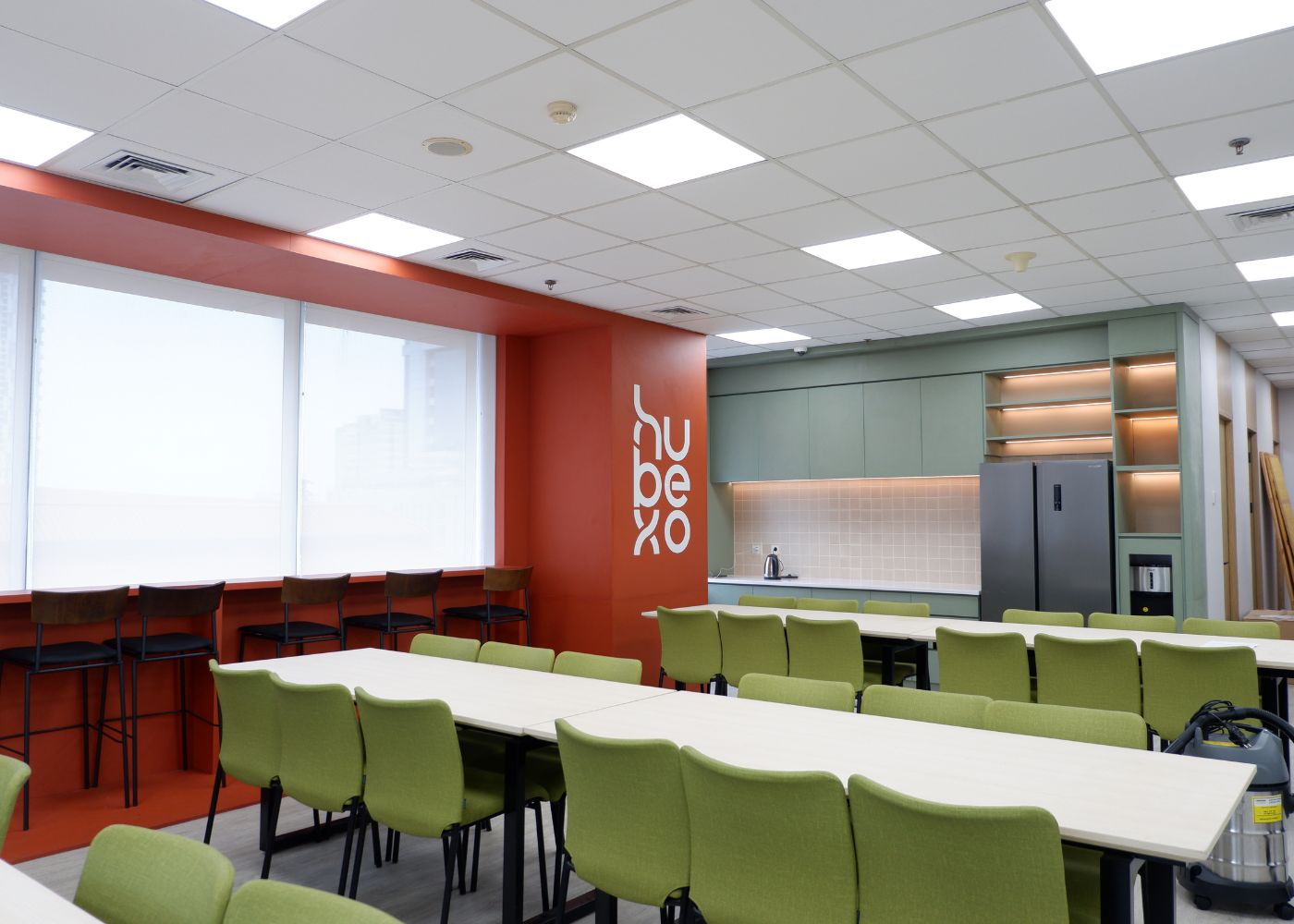 Interior kantor modern Hubexo di Jakarta Selatan karya YPA Architecture Studio dan Barakaja Construction menampilkan area kolaborasi dengan meeting pod privat, pantry minimalis hijau sage, ruang rapat formal, serta lounge komunal yang luas dengan pencahayaan alami.