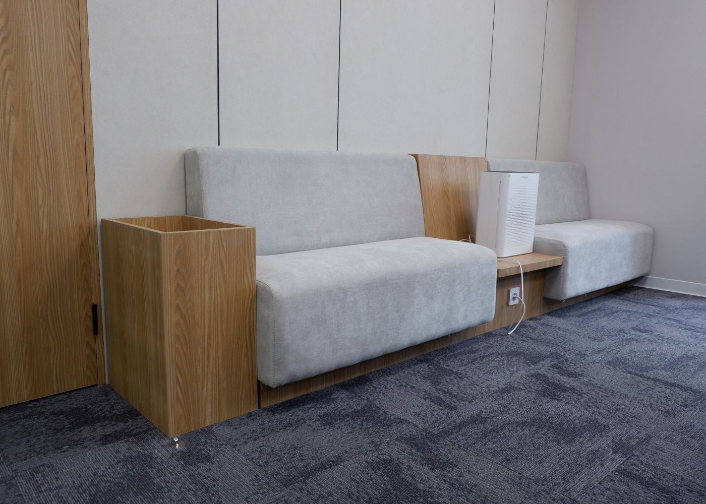 Interior kantor modern Hubexo di Jakarta Selatan karya YPA Architecture Studio dan Barakaja Construction menampilkan area kolaborasi dengan meeting pod privat, pantry minimalis hijau sage, ruang rapat formal, serta lounge komunal yang luas dengan pencahayaan alami.