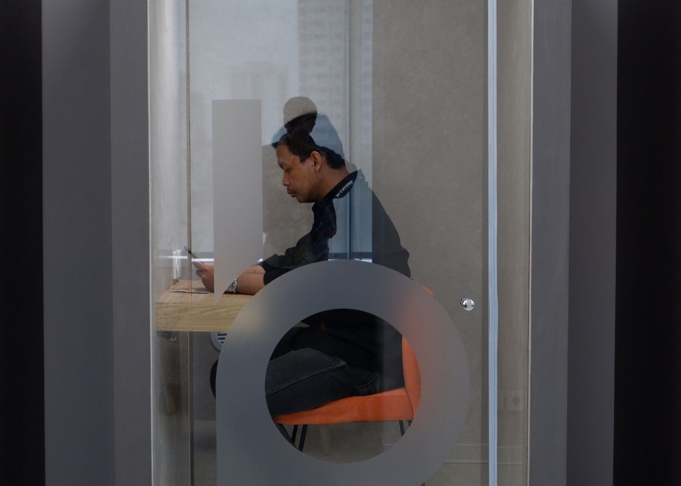 Interior kantor modern Hubexo di Jakarta Selatan karya YPA Architecture Studio dan Barakaja Construction menampilkan area kolaborasi dengan meeting pod privat, pantry minimalis hijau sage, ruang rapat formal, serta lounge komunal yang luas dengan pencahayaan alami.
