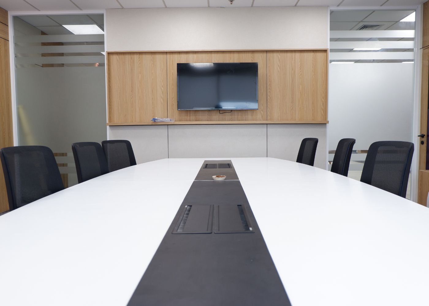 Interior kantor modern Hubexo di Jakarta Selatan karya YPA Architecture Studio dan Barakaja Construction menampilkan area kolaborasi dengan meeting pod privat, pantry minimalis hijau sage, ruang rapat formal, serta lounge komunal yang luas dengan pencahayaan alami.