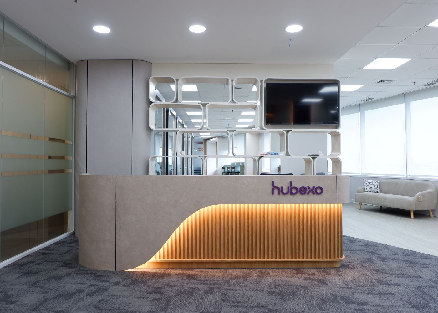 Interior kantor modern Hubexo di Jakarta Selatan karya YPA Architecture Studio dan Barakaja Construction menampilkan area kolaborasi dengan meeting pod privat, pantry minimalis hijau sage, ruang rapat formal, serta lounge komunal yang luas dengan pencahayaan alami.