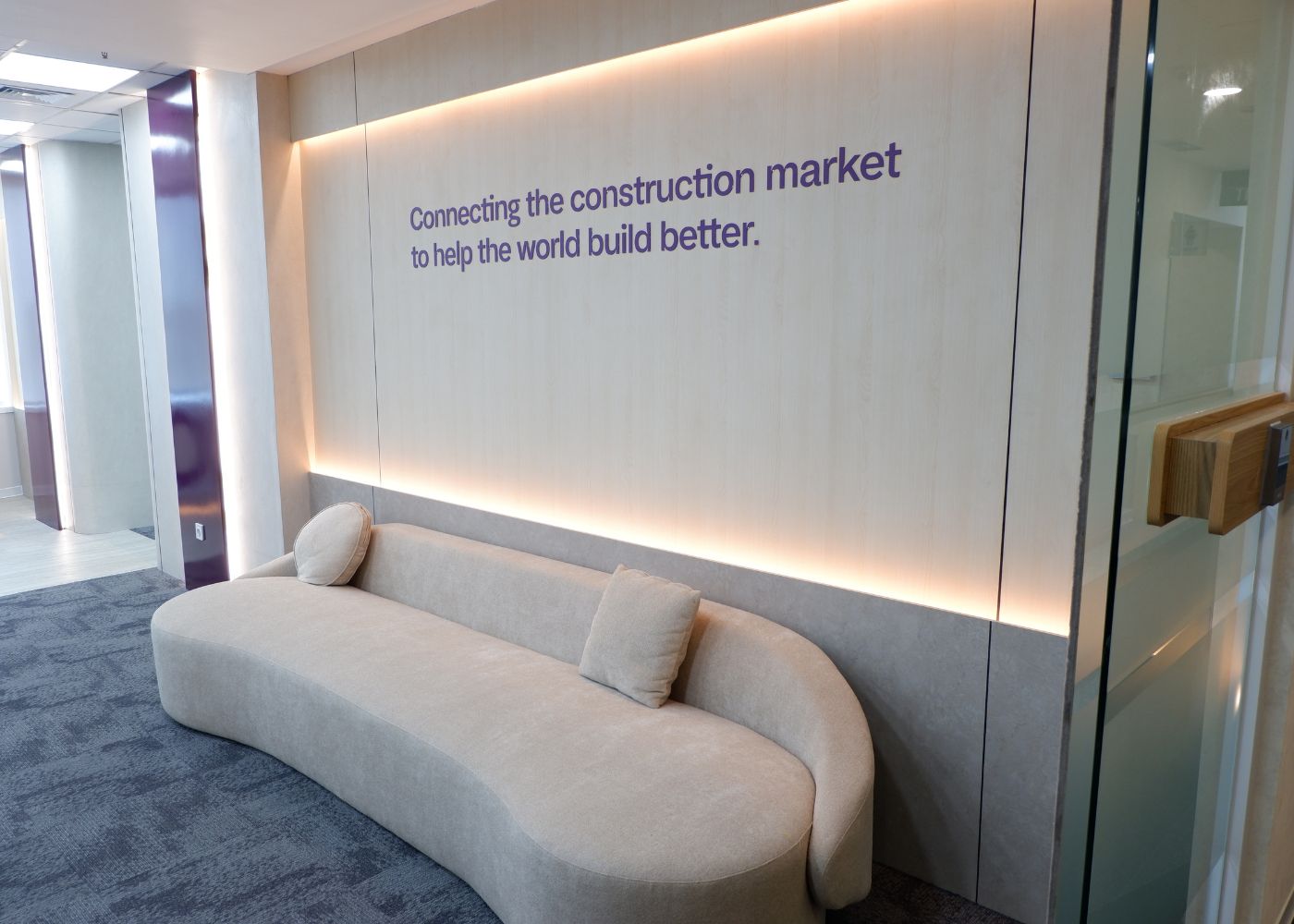 Interior kantor modern Hubexo di Jakarta Selatan karya YPA Architecture Studio dan Barakaja Construction menampilkan area kolaborasi dengan meeting pod privat, pantry minimalis hijau sage, ruang rapat formal, serta lounge komunal yang luas dengan pencahayaan alami.
