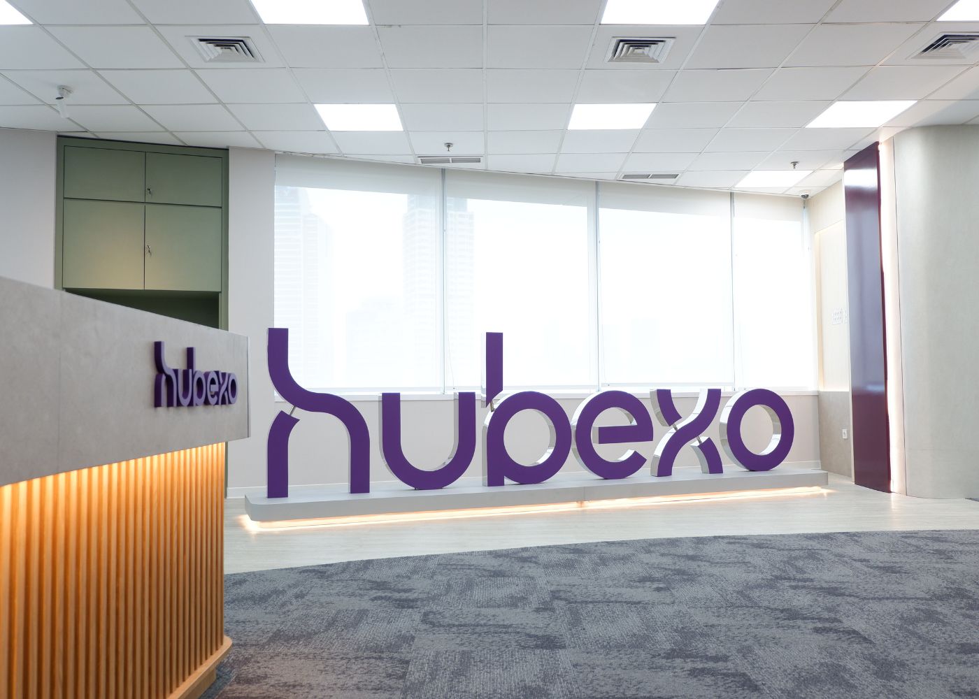 Interior kantor modern Hubexo di Jakarta Selatan karya YPA Architecture Studio dan Barakaja Construction menampilkan area kolaborasi dengan meeting pod privat, pantry minimalis hijau sage, ruang rapat formal, serta lounge komunal yang luas dengan pencahayaan alami.