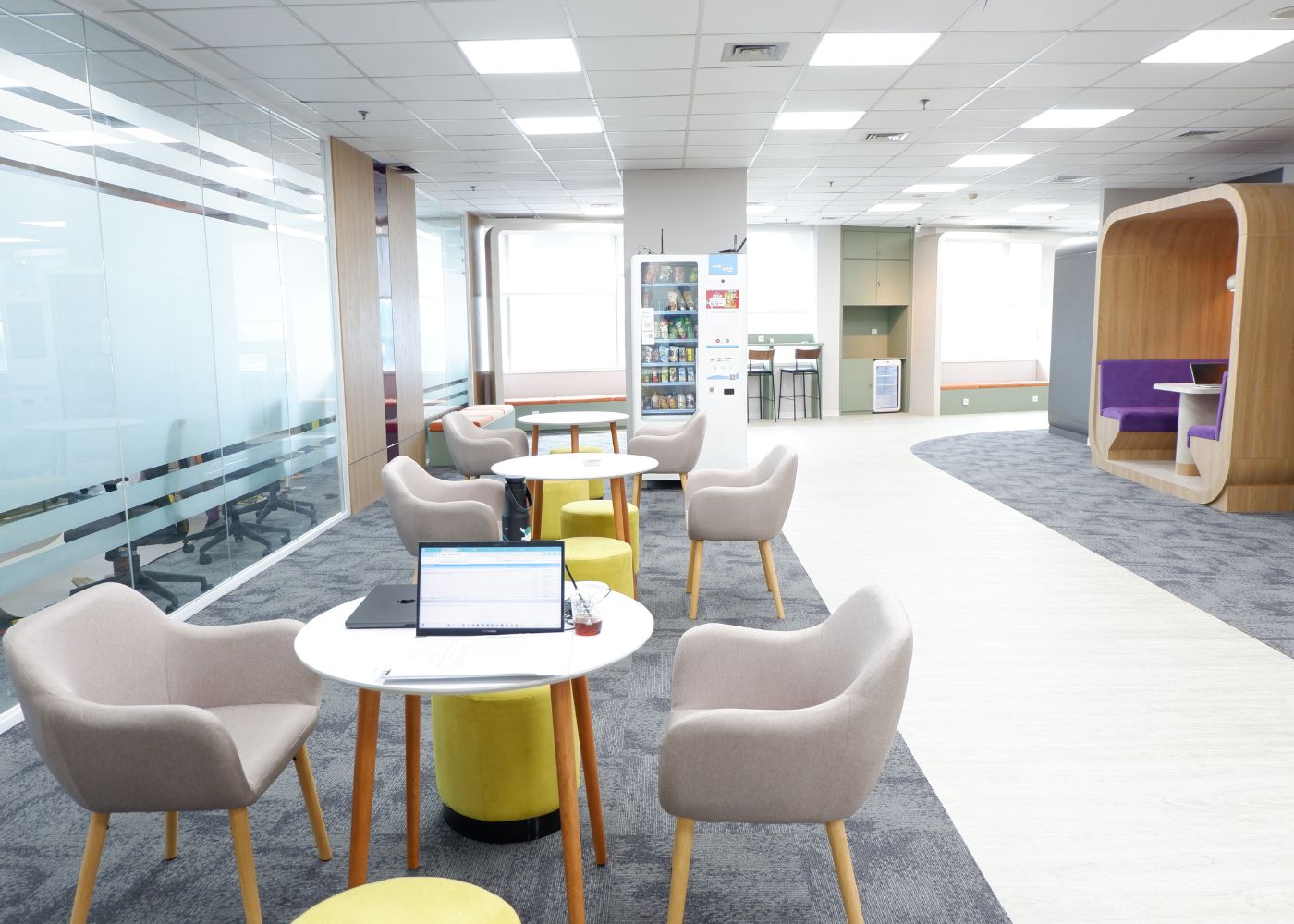 Interior kantor modern Hubexo di Jakarta Selatan karya YPA Architecture Studio dan Barakaja Construction menampilkan area kolaborasi dengan meeting pod privat, pantry minimalis hijau sage, ruang rapat formal, serta lounge komunal yang luas dengan pencahayaan alami.