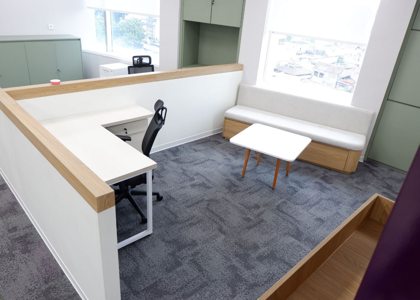 Interior kantor modern Hubexo di Jakarta Selatan karya YPA Architecture Studio dan Barakaja Construction menampilkan area kolaborasi dengan meeting pod privat, pantry minimalis hijau sage, ruang rapat formal, serta lounge komunal yang luas dengan pencahayaan alami.