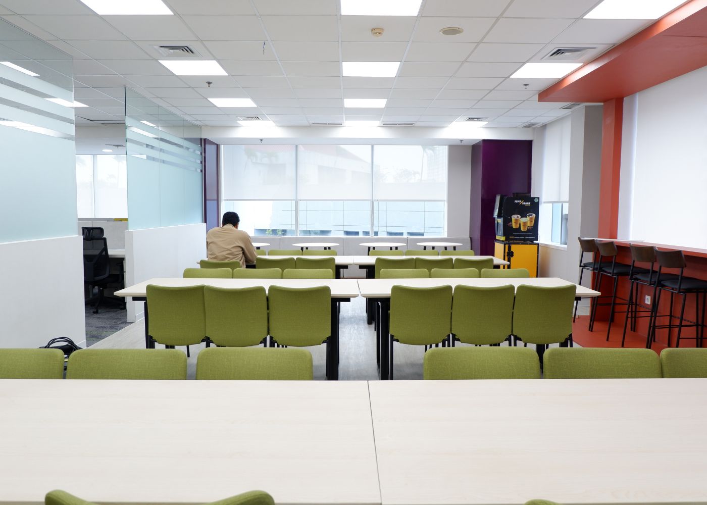 Interior kantor modern Hubexo di Jakarta Selatan karya YPA Architecture Studio dan Barakaja Construction menampilkan area kolaborasi dengan meeting pod privat, pantry minimalis hijau sage, ruang rapat formal, serta lounge komunal yang luas dengan pencahayaan alami.