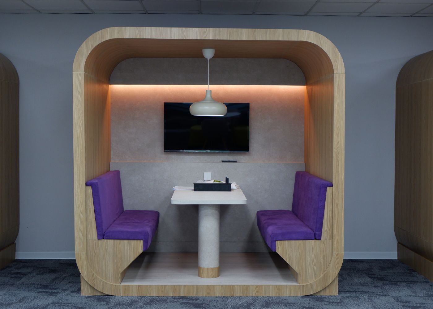 Interior kantor modern Hubexo di Jakarta Selatan karya YPA Architecture Studio dan Barakaja Construction menampilkan area kolaborasi dengan meeting pod privat, pantry minimalis hijau sage, ruang rapat formal, serta lounge komunal yang luas dengan pencahayaan alami.