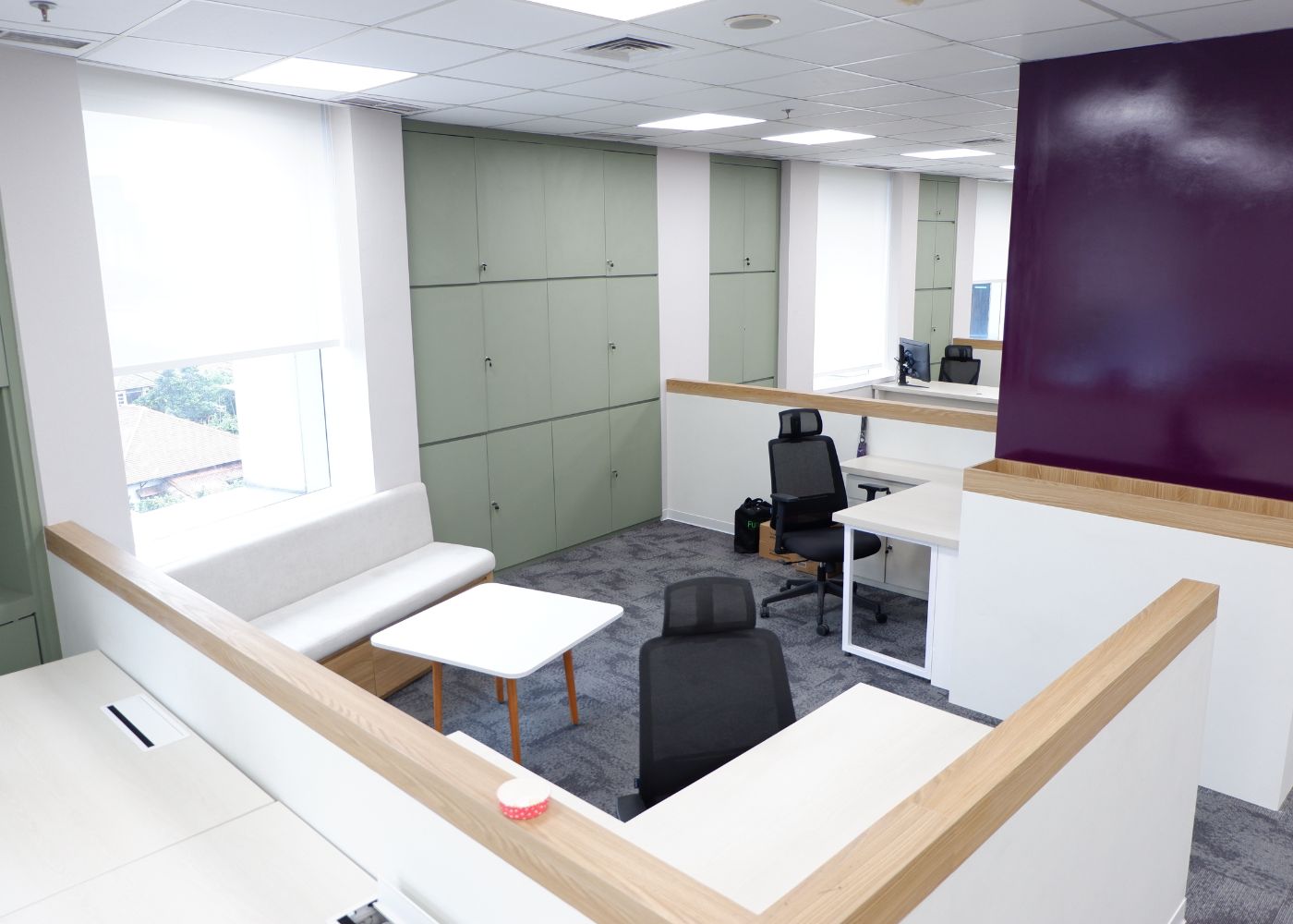 Interior kantor modern Hubexo di Jakarta Selatan karya YPA Architecture Studio dan Barakaja Construction menampilkan area kolaborasi dengan meeting pod privat, pantry minimalis hijau sage, ruang rapat formal, serta lounge komunal yang luas dengan pencahayaan alami.