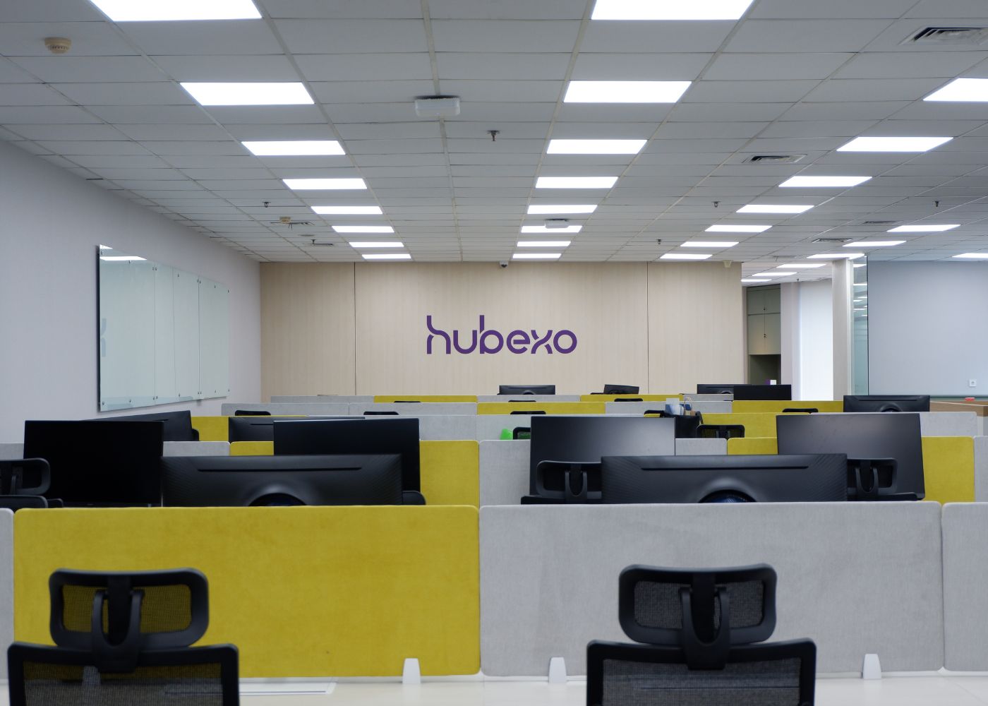 Interior kantor modern Hubexo di Jakarta Selatan karya YPA Architecture Studio dan Barakaja Construction menampilkan area kolaborasi dengan meeting pod privat, pantry minimalis hijau sage, ruang rapat formal, serta lounge komunal yang luas dengan pencahayaan alami.