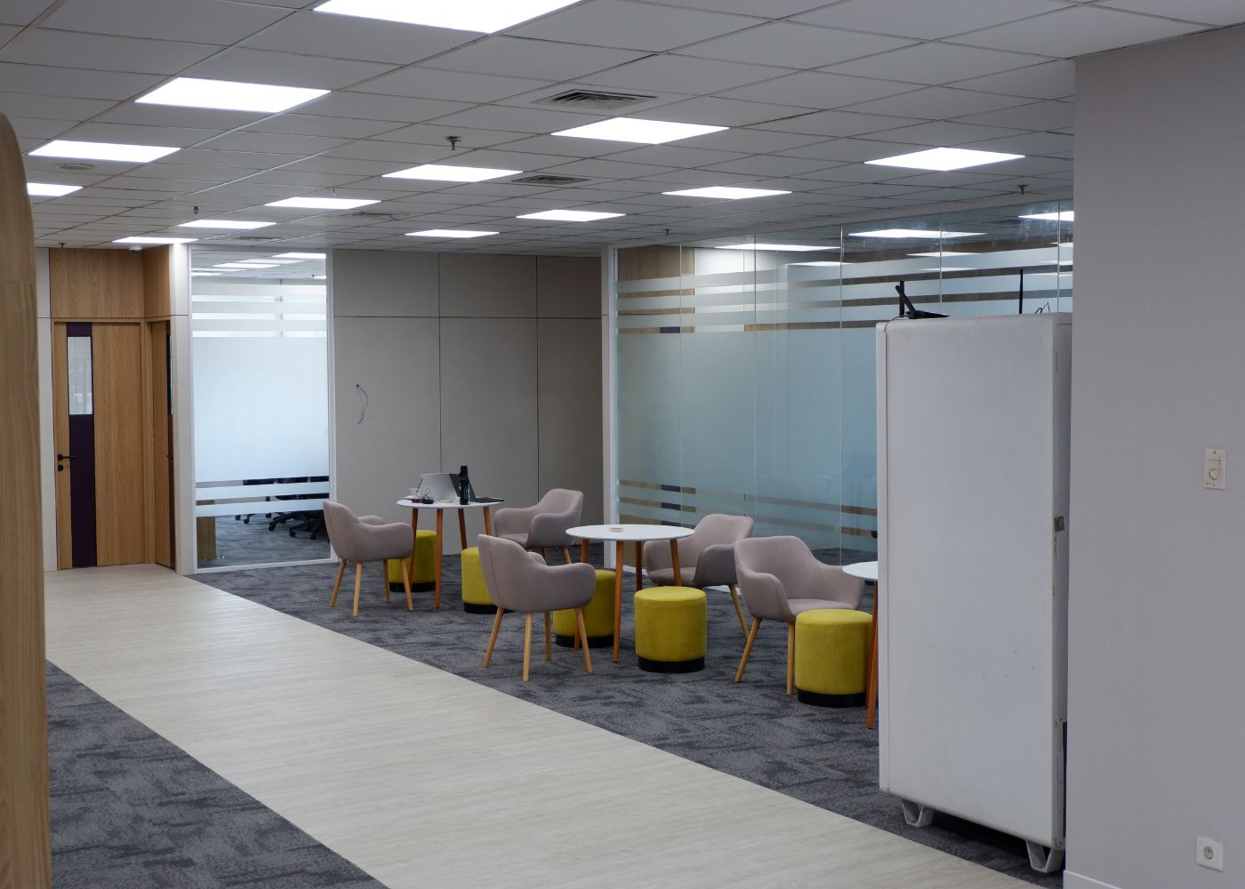 Interior kantor modern Hubexo di Jakarta Selatan karya YPA Architecture Studio dan Barakaja Construction menampilkan area kolaborasi dengan meeting pod privat, pantry minimalis hijau sage, ruang rapat formal, serta lounge komunal yang luas dengan pencahayaan alami.