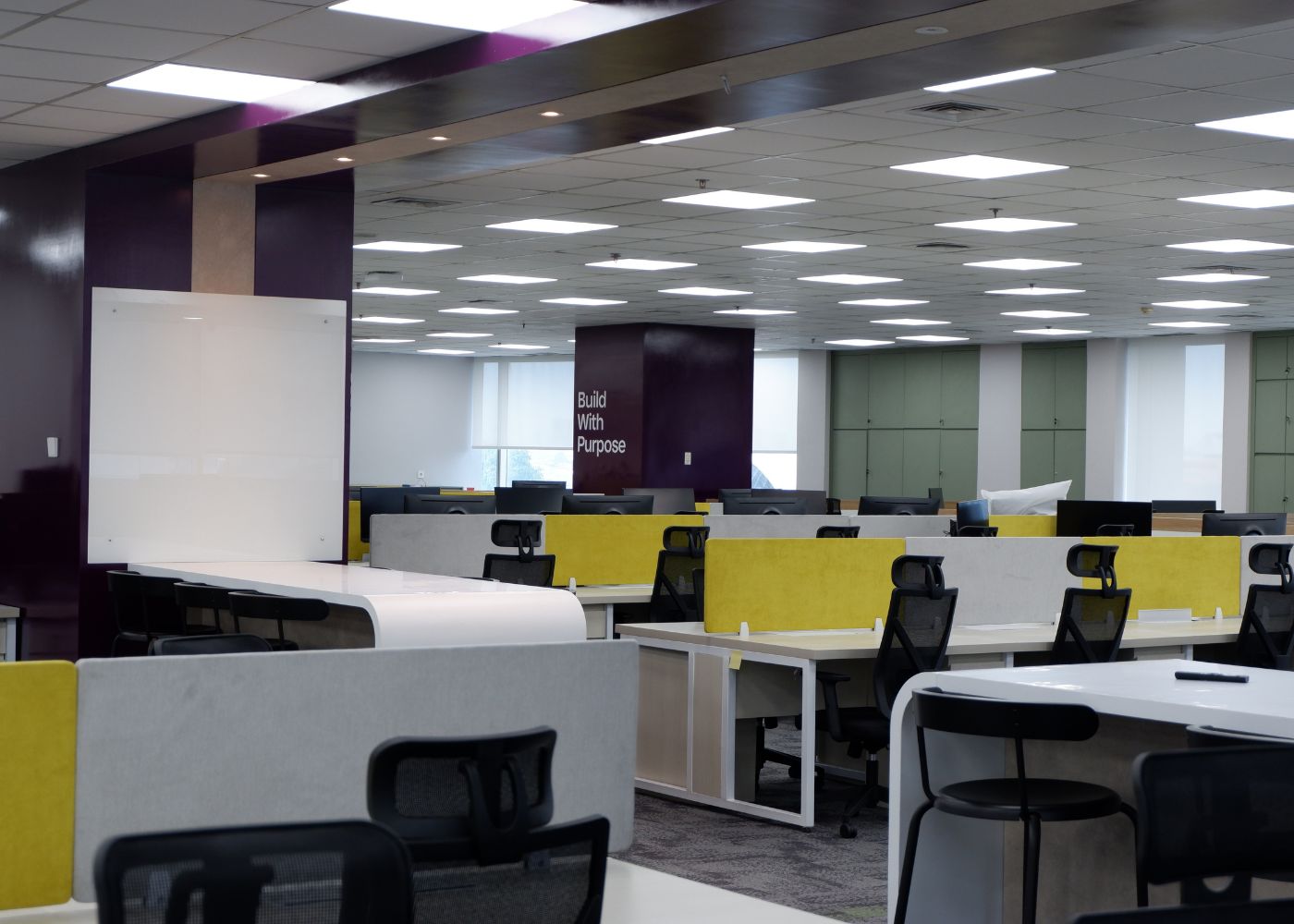 Interior kantor modern Hubexo di Jakarta Selatan karya YPA Architecture Studio dan Barakaja Construction menampilkan area kolaborasi dengan meeting pod privat, pantry minimalis hijau sage, ruang rapat formal, serta lounge komunal yang luas dengan pencahayaan alami.