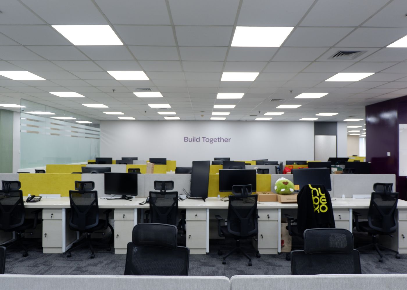 Interior kantor modern Hubexo di Jakarta Selatan karya YPA Architecture Studio dan Barakaja Construction menampilkan area kolaborasi dengan meeting pod privat, pantry minimalis hijau sage, ruang rapat formal, serta lounge komunal yang luas dengan pencahayaan alami.