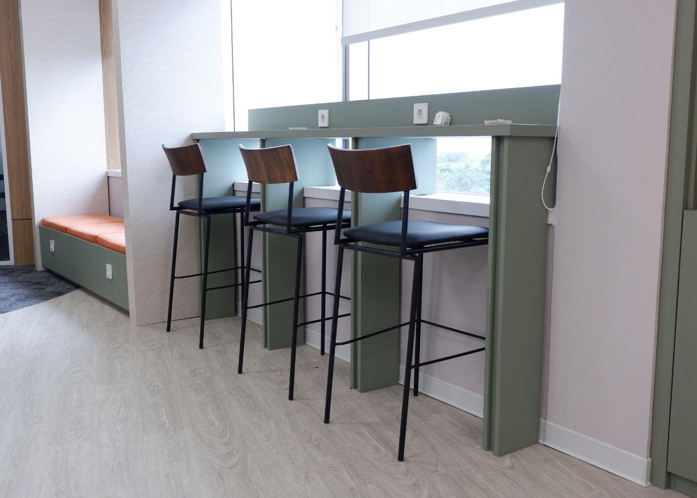 Interior kantor modern Hubexo di Jakarta Selatan karya YPA Architecture Studio dan Barakaja Construction menampilkan area kolaborasi dengan meeting pod privat, pantry minimalis hijau sage, ruang rapat formal, serta lounge komunal yang luas dengan pencahayaan alami.
