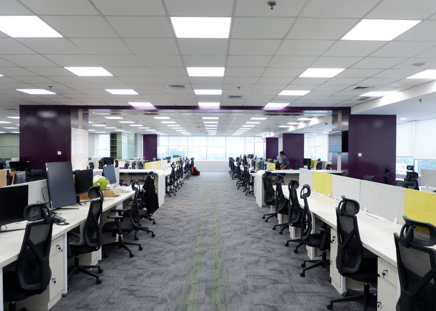 Interior kantor modern Hubexo di Jakarta Selatan karya YPA Architecture Studio dan Barakaja Construction menampilkan area kolaborasi dengan meeting pod privat, pantry minimalis hijau sage, ruang rapat formal, serta lounge komunal yang luas dengan pencahayaan alami.
