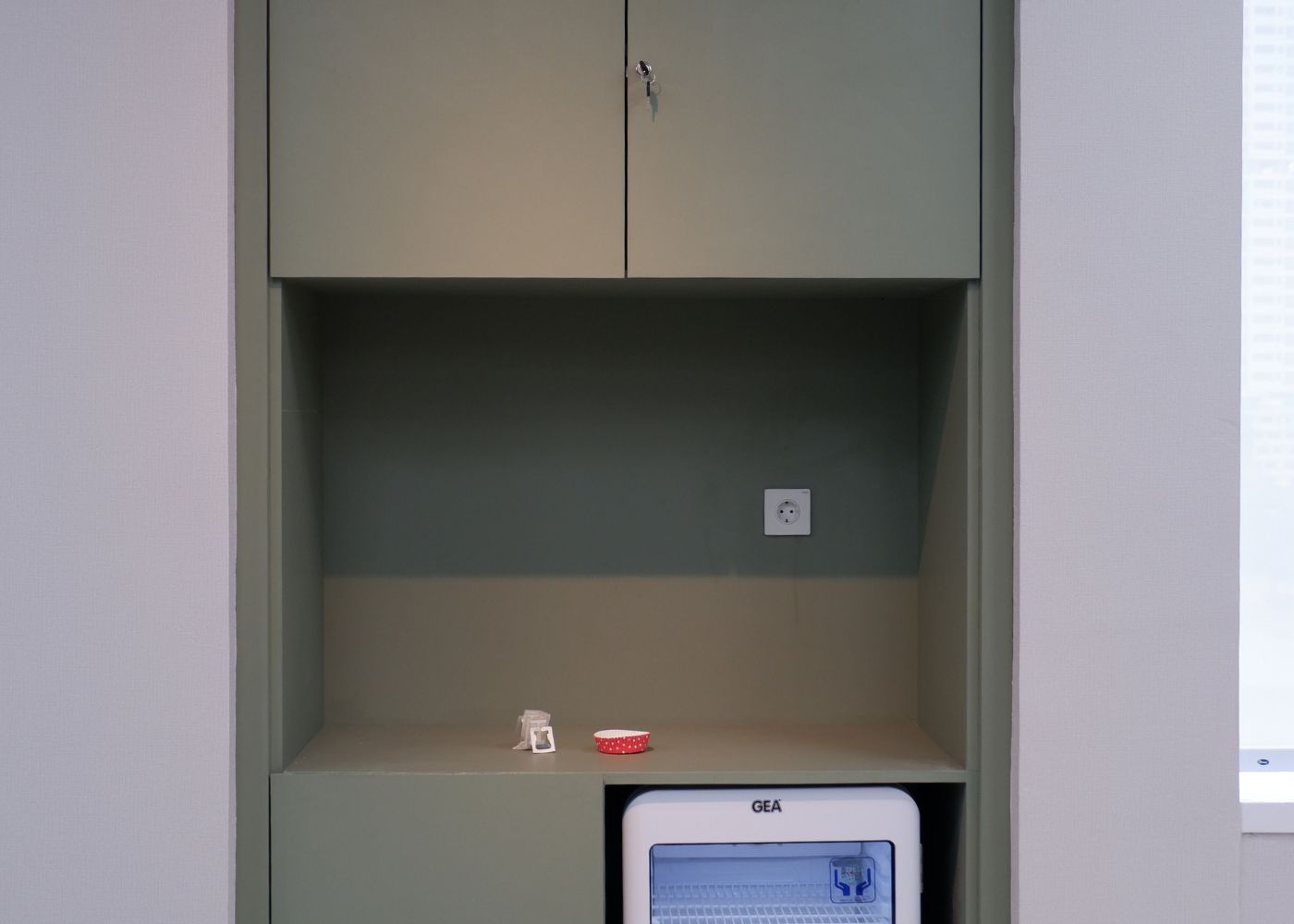 Interior kantor modern Hubexo di Jakarta Selatan karya YPA Architecture Studio dan Barakaja Construction menampilkan area kolaborasi dengan meeting pod privat, pantry minimalis hijau sage, ruang rapat formal, serta lounge komunal yang luas dengan pencahayaan alami.