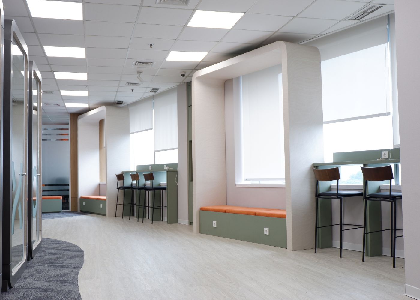 Interior kantor modern Hubexo di Jakarta Selatan karya YPA Architecture Studio dan Barakaja Construction menampilkan area kolaborasi dengan meeting pod privat, pantry minimalis hijau sage, ruang rapat formal, serta lounge komunal yang luas dengan pencahayaan alami.
