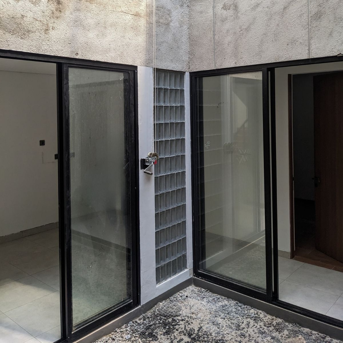 Proyek Adhara House di Tangerang Selatan karya YPA Architecture Studio dan Barakaja Construction menampilkan fasad modern dengan aksen merah, dinding roster beton, dan inner courtyard minimalis dengan kolam air yang terintegrasi dengan interior rumah yang luas.
