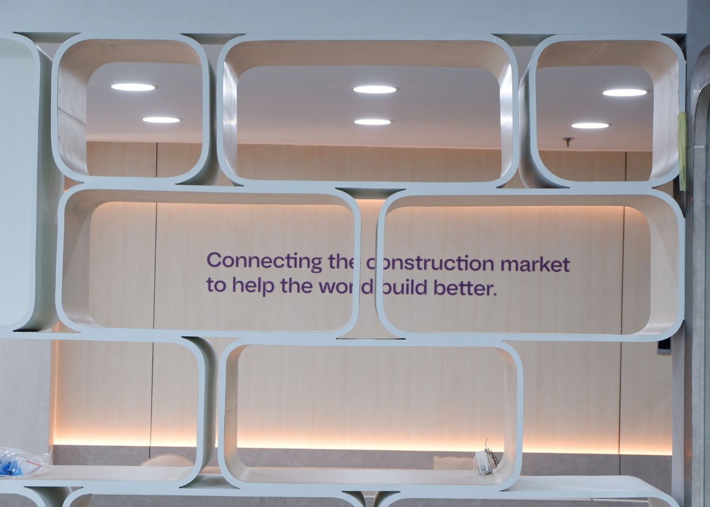 Interior kantor modern Hubexo di Jakarta Selatan karya YPA Architecture Studio dan Barakaja Construction menampilkan area kolaborasi dengan meeting pod privat, pantry minimalis hijau sage, ruang rapat formal, serta lounge komunal yang luas dengan pencahayaan alami.