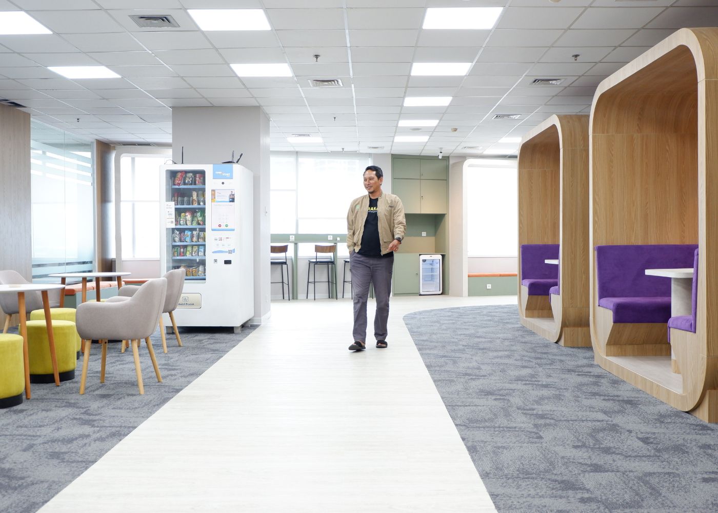 Interior kantor modern Hubexo di Jakarta Selatan karya YPA Architecture Studio dan Barakaja Construction menampilkan area kolaborasi dengan meeting pod privat, pantry minimalis hijau sage, ruang rapat formal, serta lounge komunal yang luas dengan pencahayaan alami.