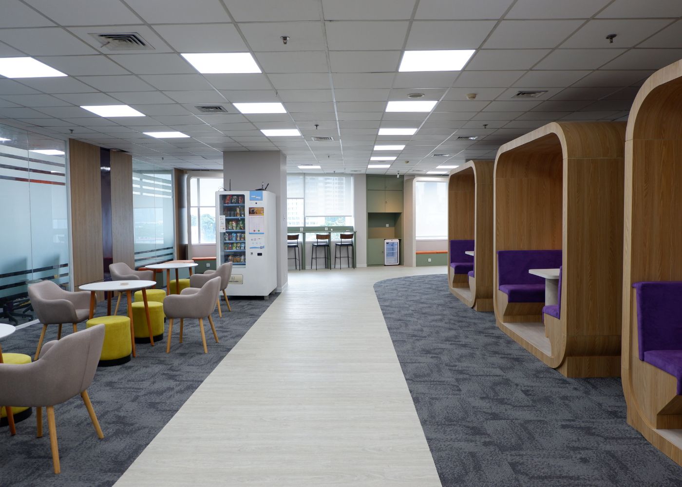 Interior kantor modern Hubexo di Jakarta Selatan karya YPA Architecture Studio dan Barakaja Construction menampilkan area kolaborasi dengan meeting pod privat, pantry minimalis hijau sage, ruang rapat formal, serta lounge komunal yang luas dengan pencahayaan alami.