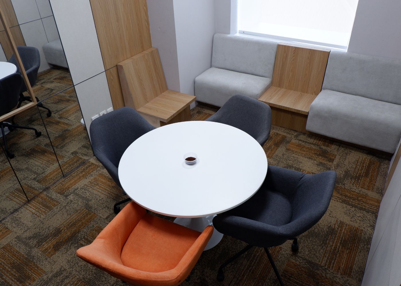 Interior kantor modern Hubexo di Jakarta Selatan karya YPA Architecture Studio dan Barakaja Construction menampilkan area kolaborasi dengan meeting pod privat, pantry minimalis hijau sage, ruang rapat formal, serta lounge komunal yang luas dengan pencahayaan alami.