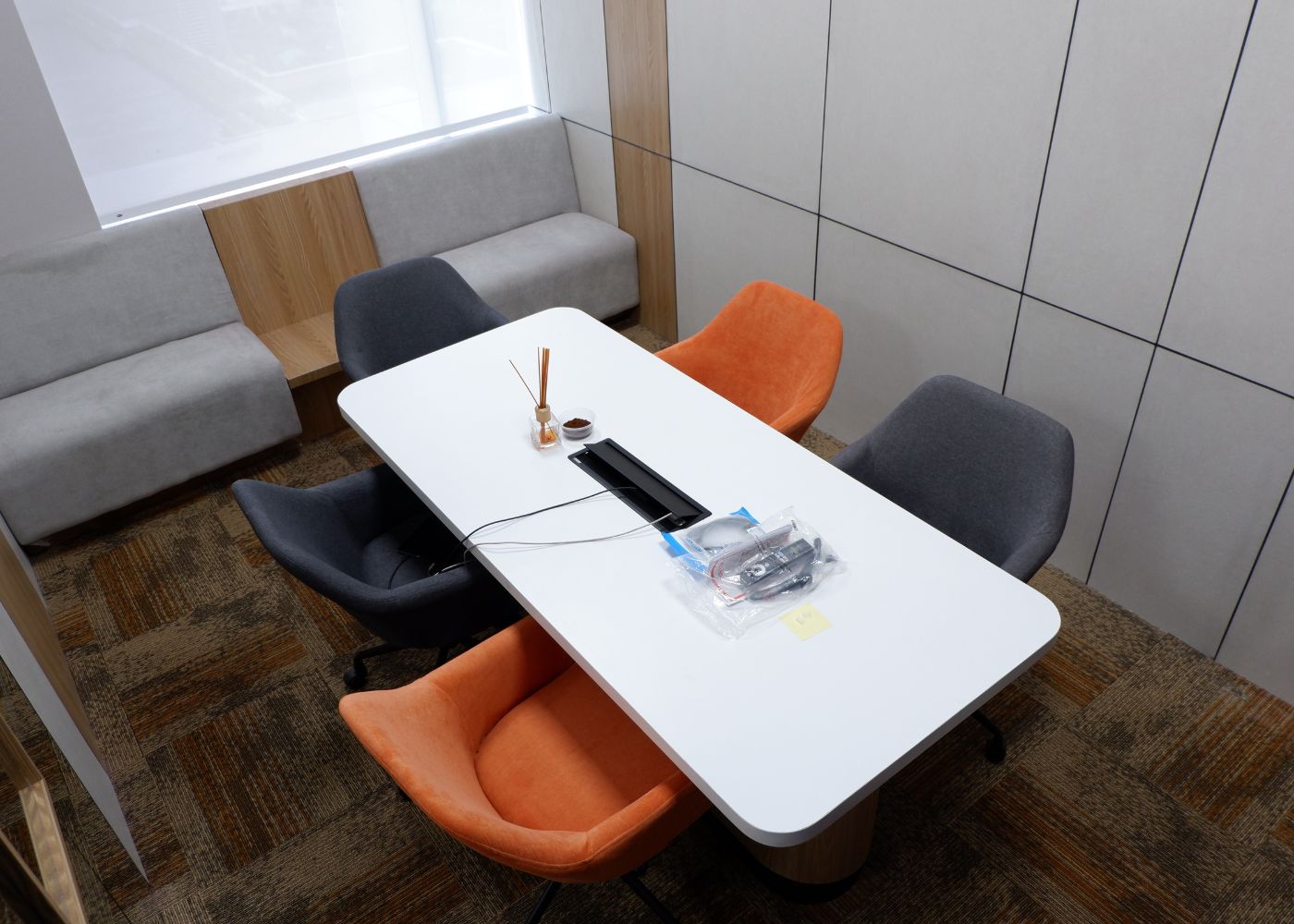 Interior kantor modern Hubexo di Jakarta Selatan karya YPA Architecture Studio dan Barakaja Construction menampilkan area kolaborasi dengan meeting pod privat, pantry minimalis hijau sage, ruang rapat formal, serta lounge komunal yang luas dengan pencahayaan alami.