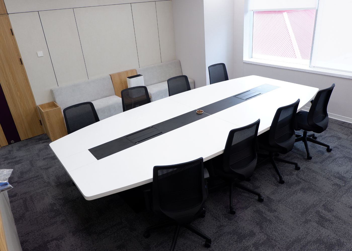Interior kantor modern Hubexo di Jakarta Selatan karya YPA Architecture Studio dan Barakaja Construction menampilkan area kolaborasi dengan meeting pod privat, pantry minimalis hijau sage, ruang rapat formal, serta lounge komunal yang luas dengan pencahayaan alami.