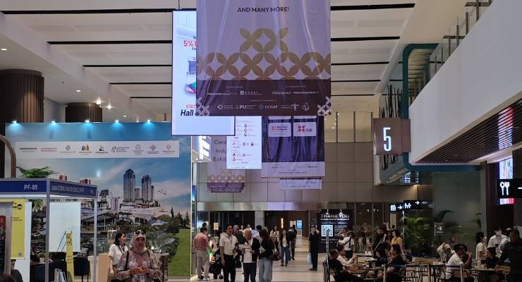 Panel pameran karya YPA Architecture Studio pada Kampung Kuliner Menteng Jakarta yang menampilkan desain Rumah Ibu Mutiah dan Rumah Bapak Muslim dengan konsep hunian sehat, produktif, dan berkelanjutan di kawasan kampung kota.