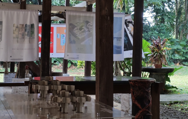 Maket interaktif dan poster program Kampung Gotong Royong Menteng Tenggulun kolaborasi IAI Jakarta x KemenPKP oleh YPA Architecture Studio di Bintaro Design District BDD 2026 Tanah Tinggal, menampilkan desain teknis Rumah Bapak Muslim oleh Ar. Yudha Prasetyo dan Rumah Ibu Mutiah oleh Ar. Titik Efianti & Ricky Geri Ariestivo.