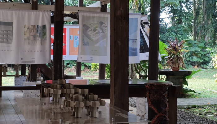 Maket interaktif dan poster program Kampung Gotong Royong Menteng Tenggulun kolaborasi IAI Jakarta x KemenPKP oleh YPA Architecture Studio di Bintaro Design District BDD 2026 Tanah Tinggal, menampilkan desain teknis Rumah Bapak Muslim oleh Ar. Yudha Prasetyo dan Rumah Ibu Mutiah oleh Ar. Titik Efianti & Ricky Geri Ariestivo.